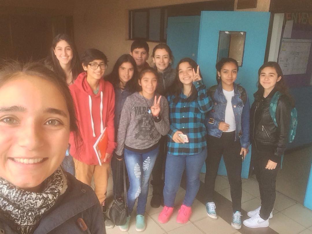 Voluntarios y niños de Fundación Arde compartiendo en el barrio